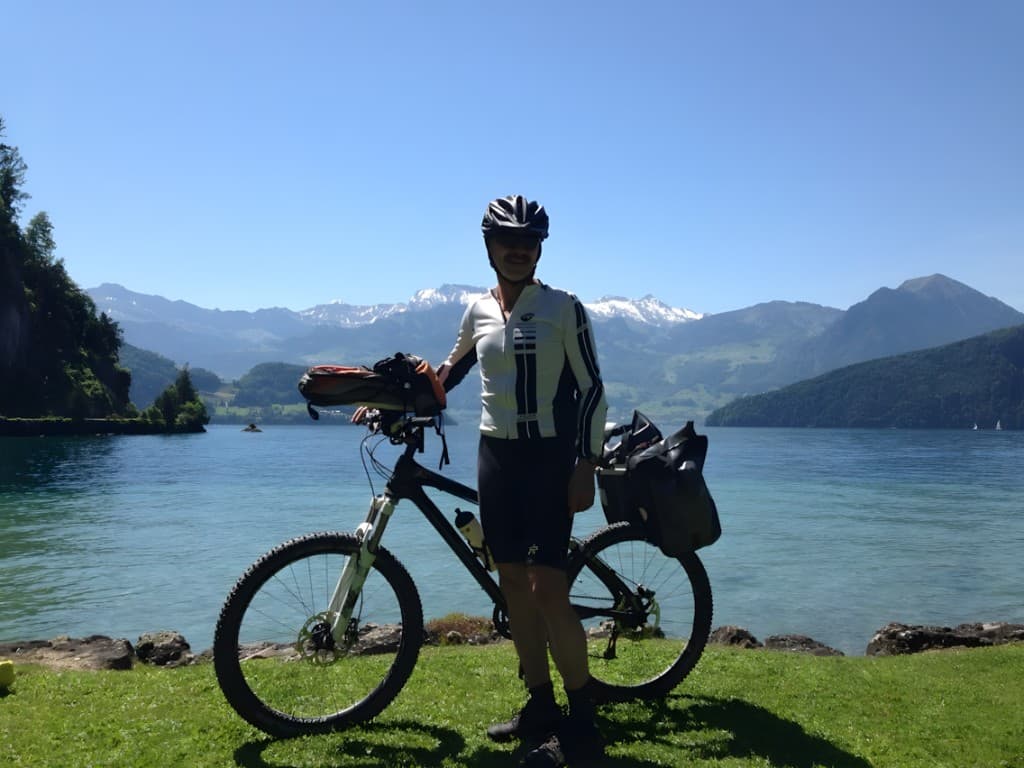 Gepäcksystem auf Biketour in den Bergen