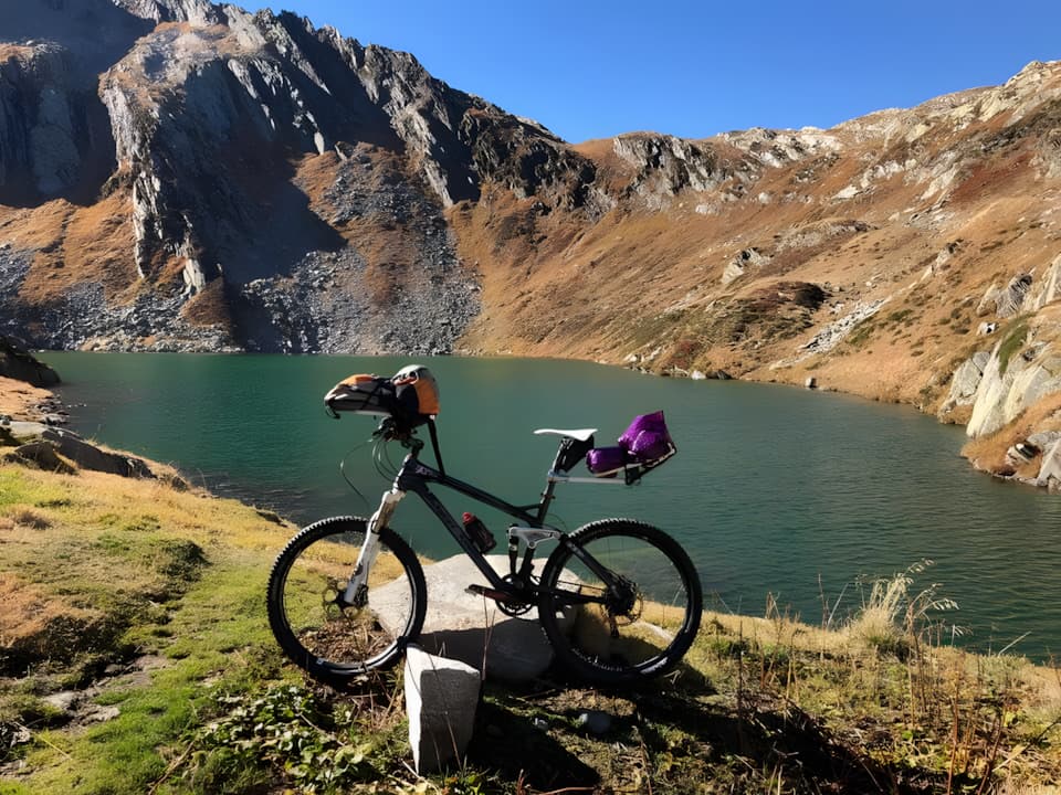 E-MTB mit Heckträger am Pass