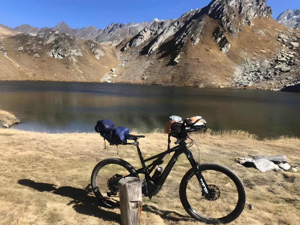 Gepäckträger am Bergsee