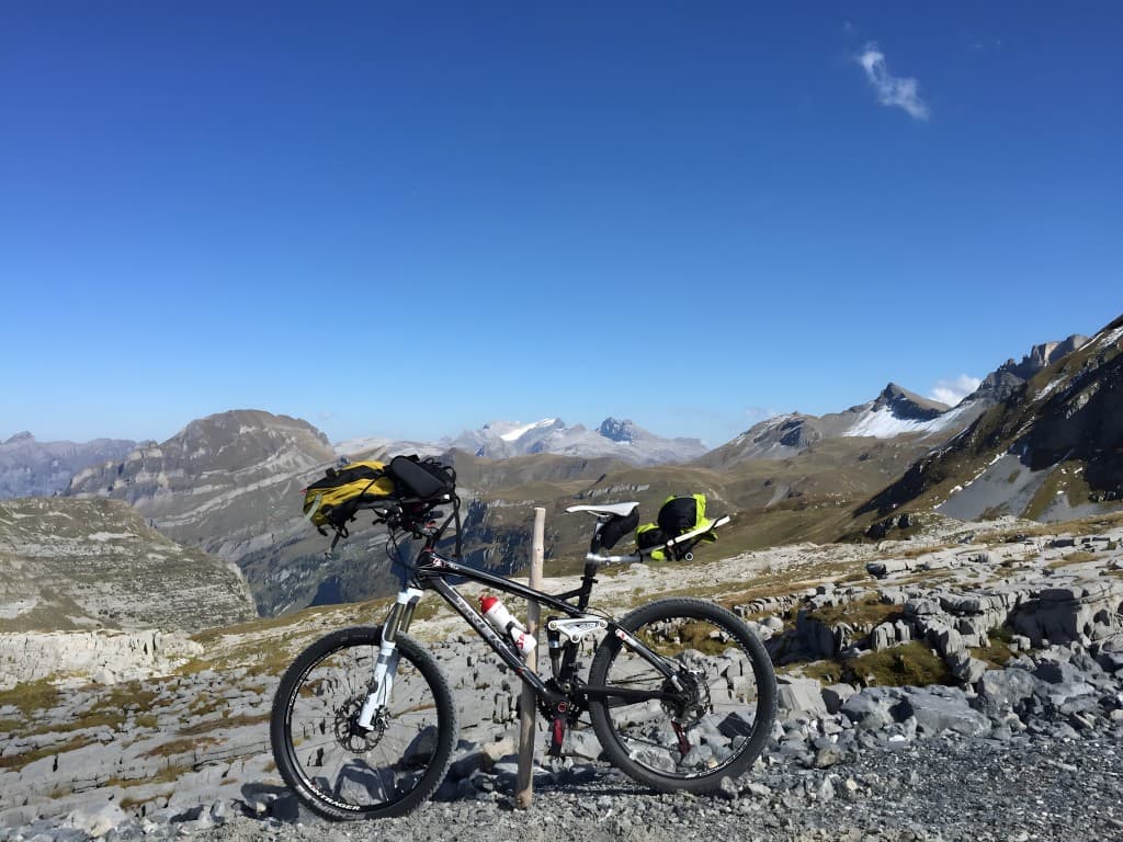 Front- und Heckträger am türkisfarbenen Bergsee