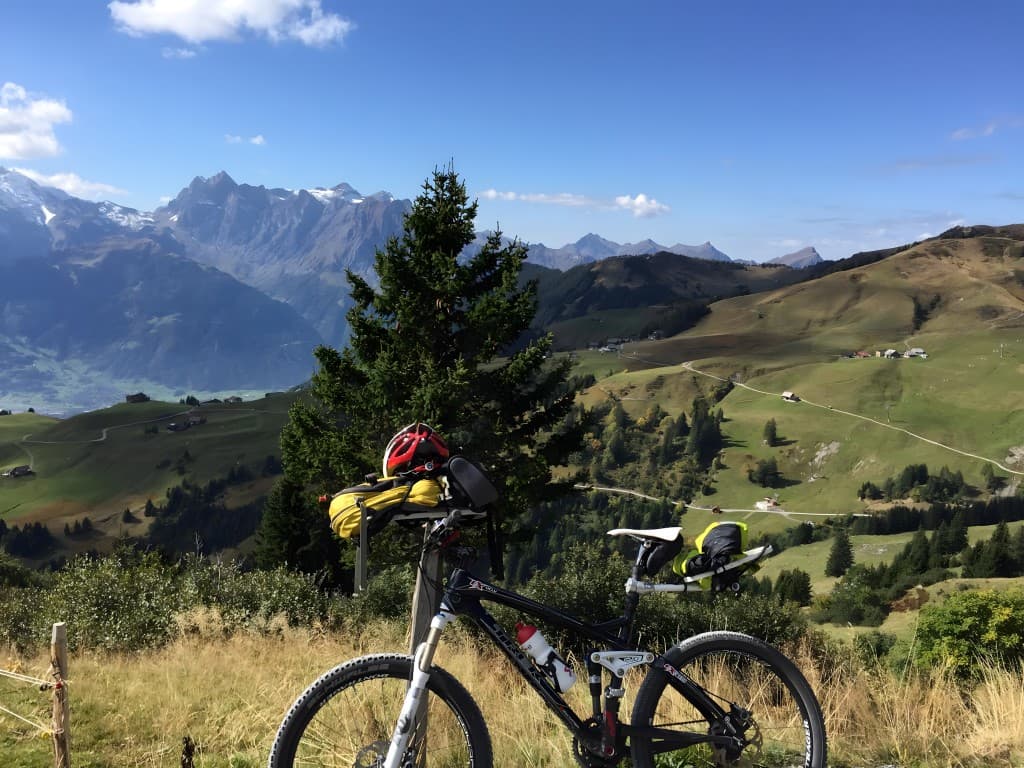 Tourpause mit Gepäckträger und Bergpanorama
