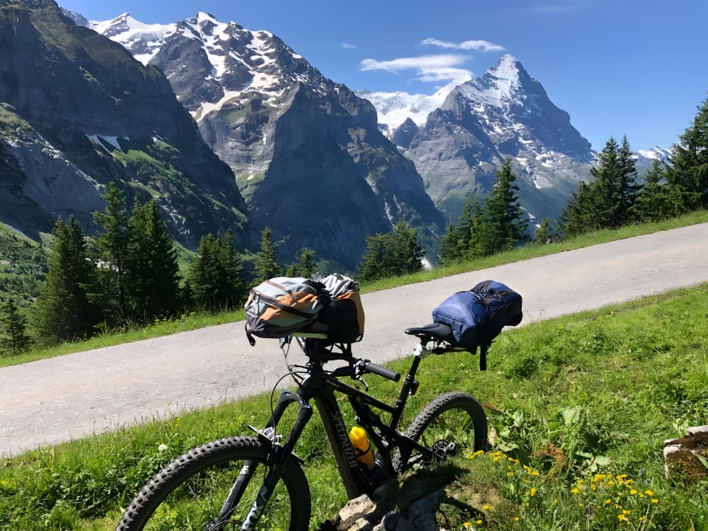 Specialized mit Genial-Biken Gepäckträger vor alpiner Bergkulisse